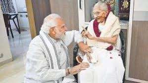 मां हीराबेन के साथ PM मोदी का रिश्ता, बीमार हुईं तो मिलने पहुंचे अस्पताल, देखें खास तस्वीरें