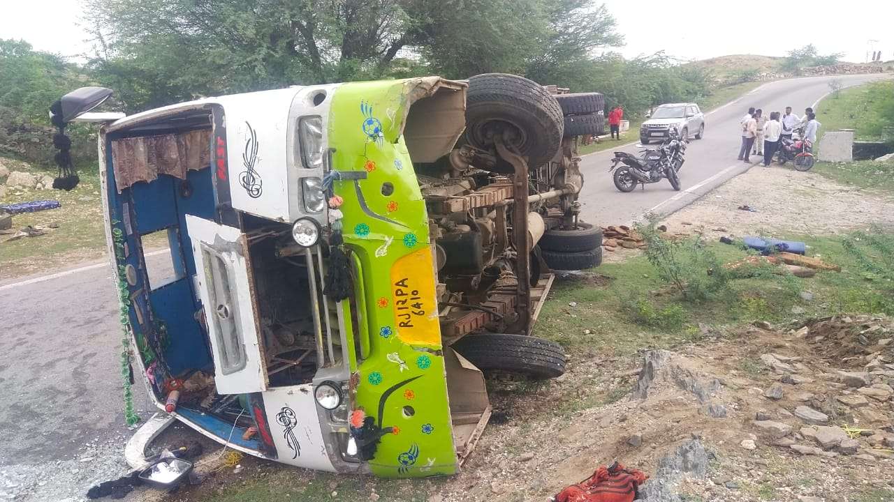 अनियंत्रित होकर पलटी निजी बस, आधा दर्जन यात्री घायल